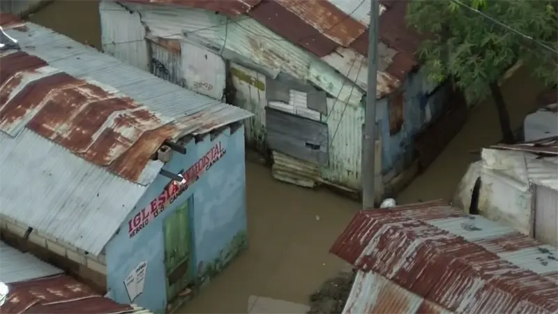 Más de 700 viviendas inundadas y medio millón de personas sin agua por los efectos del huracán Melissa
