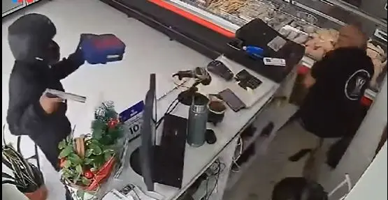 Hombre se defiende de asalto tirando un termo de agua caliente al ladrón