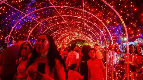 Visitantes disfrutan del ambiente en Villa Navidad