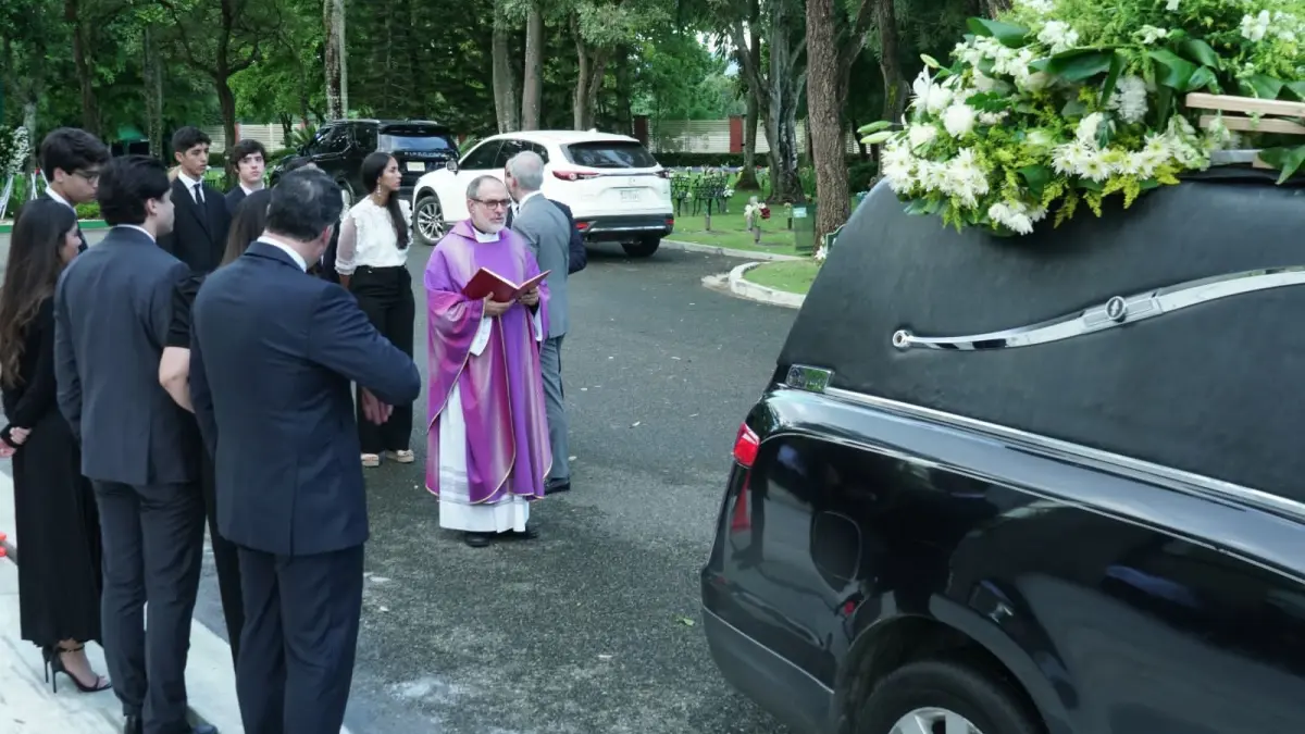 Familiares y amigos dicen adiós a empresario José Nene Ureña