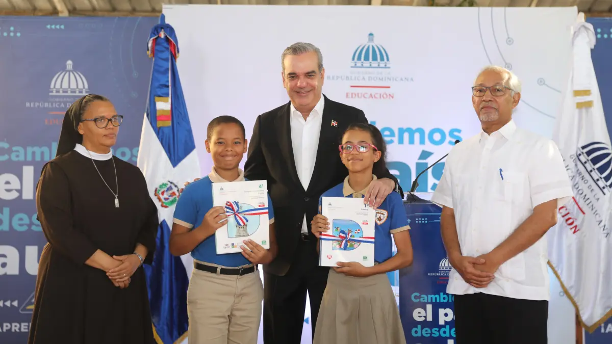 Abinader encabeza entrega de último libro impreso del Minerd