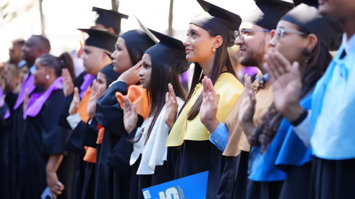UASD inviste 4,156 nuevos profesionales de grado y postgrado