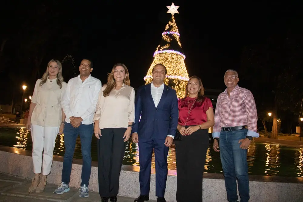 AlcaldíaDN ilumina la ciudad con encendido del árbol navideño
