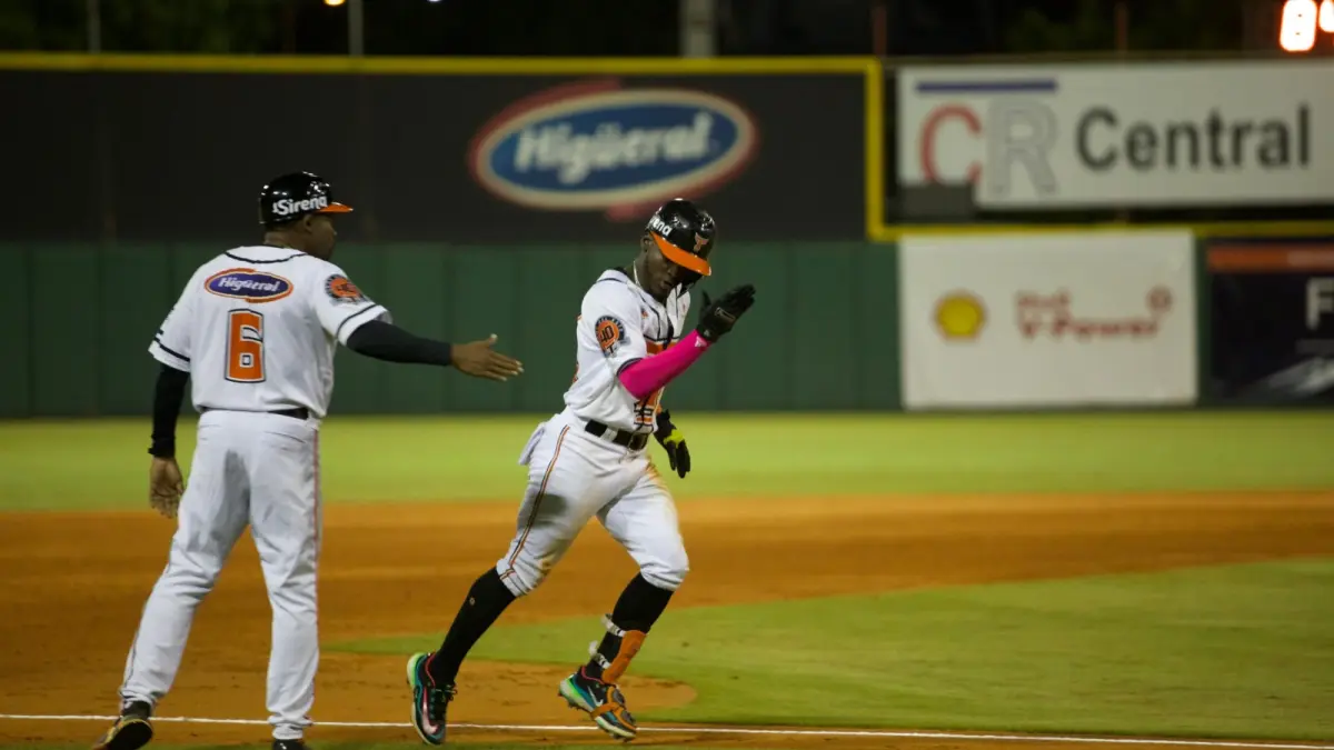 Valdés lanza una joya, Simon jonronea en blanqueada Toros a Leones