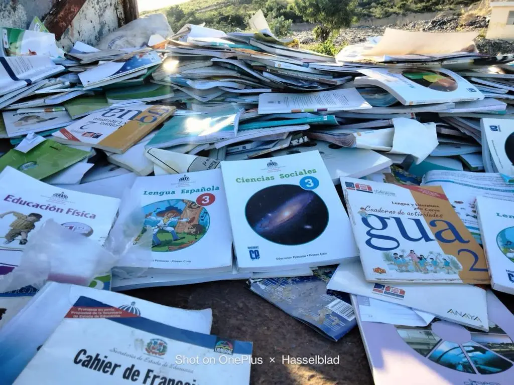 Suspenden directora de Azua por mandar a botar libros de texto a la basura