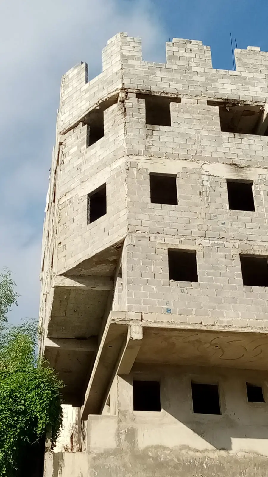 Residentes del Café en Herrera temen estructura con vicios de construcción colapse encima de sus viviendas