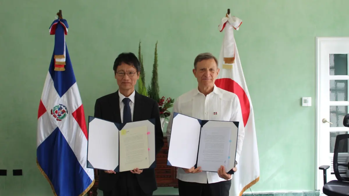 Firman donación por 200 millones de yenes para luchar contra el sargazo en RD