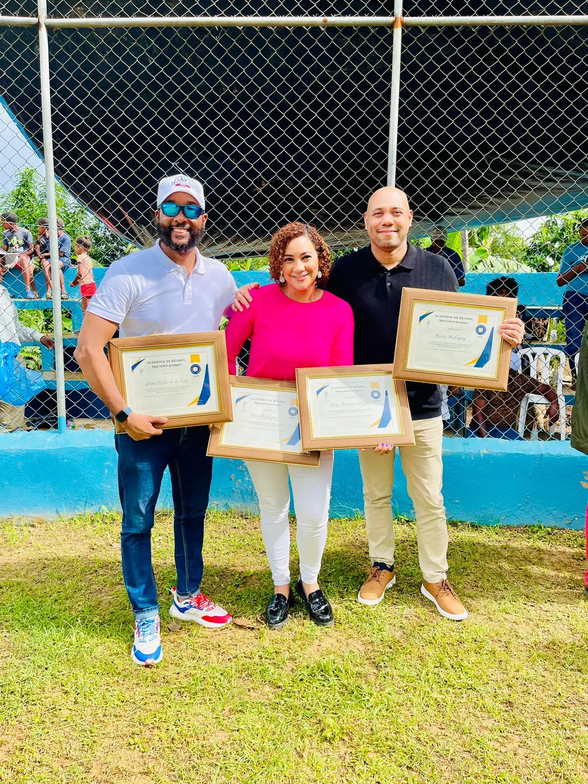 Reconocen a periodistas por sus aportes a la comunidad