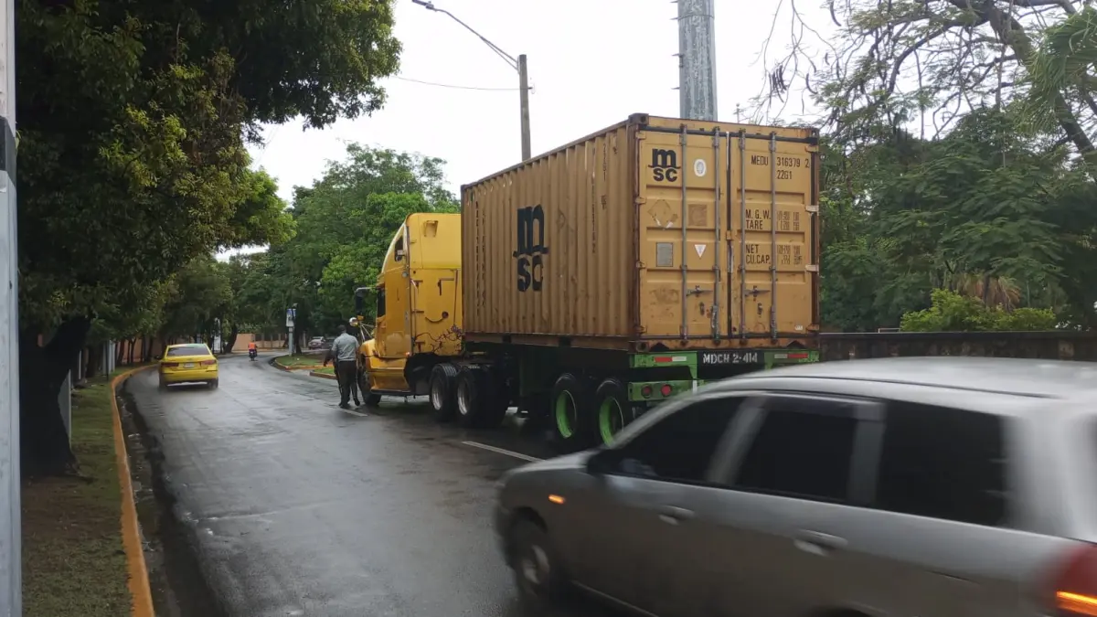 Fiscalizan a conductores de vehículos pesados por violación a la Ley 63-17