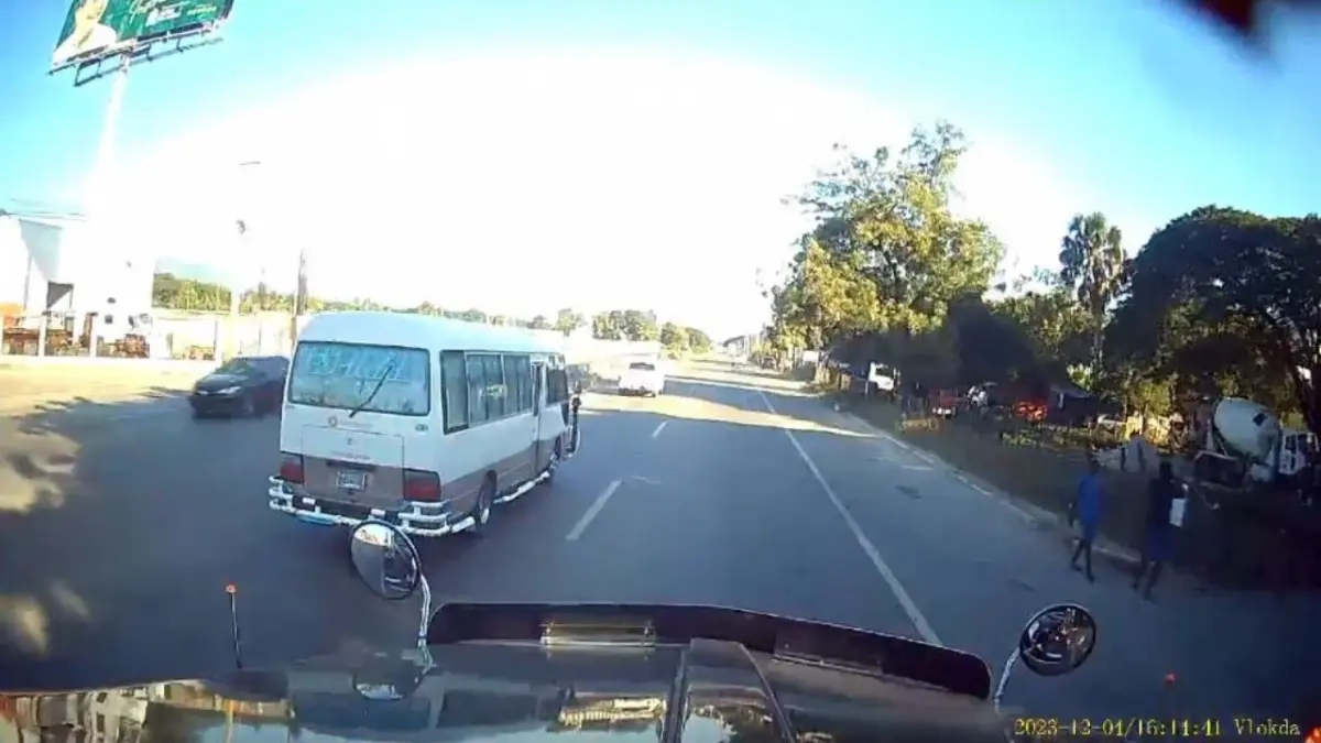 ¡Peligro al volante! Camionero denuncia imprudencia de chofer de transporte público