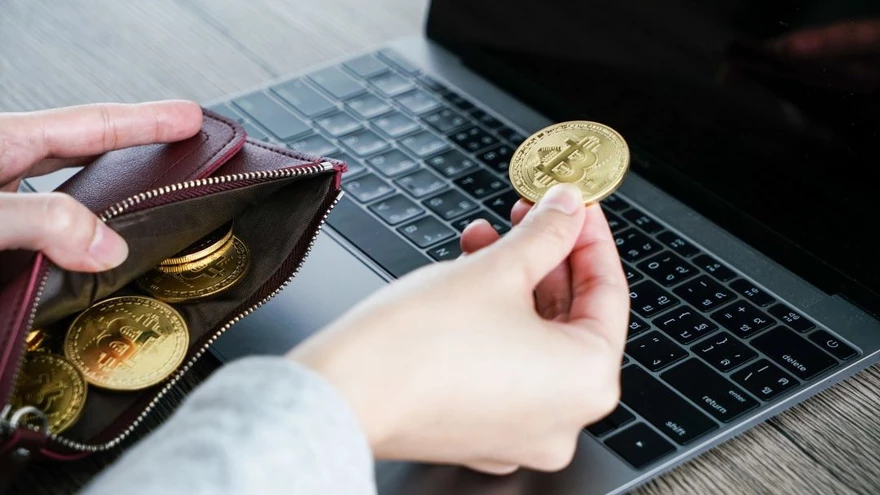 Tres imputados en EE.UU. por una cripto estafa piramidal de 1.890 millones de dólares