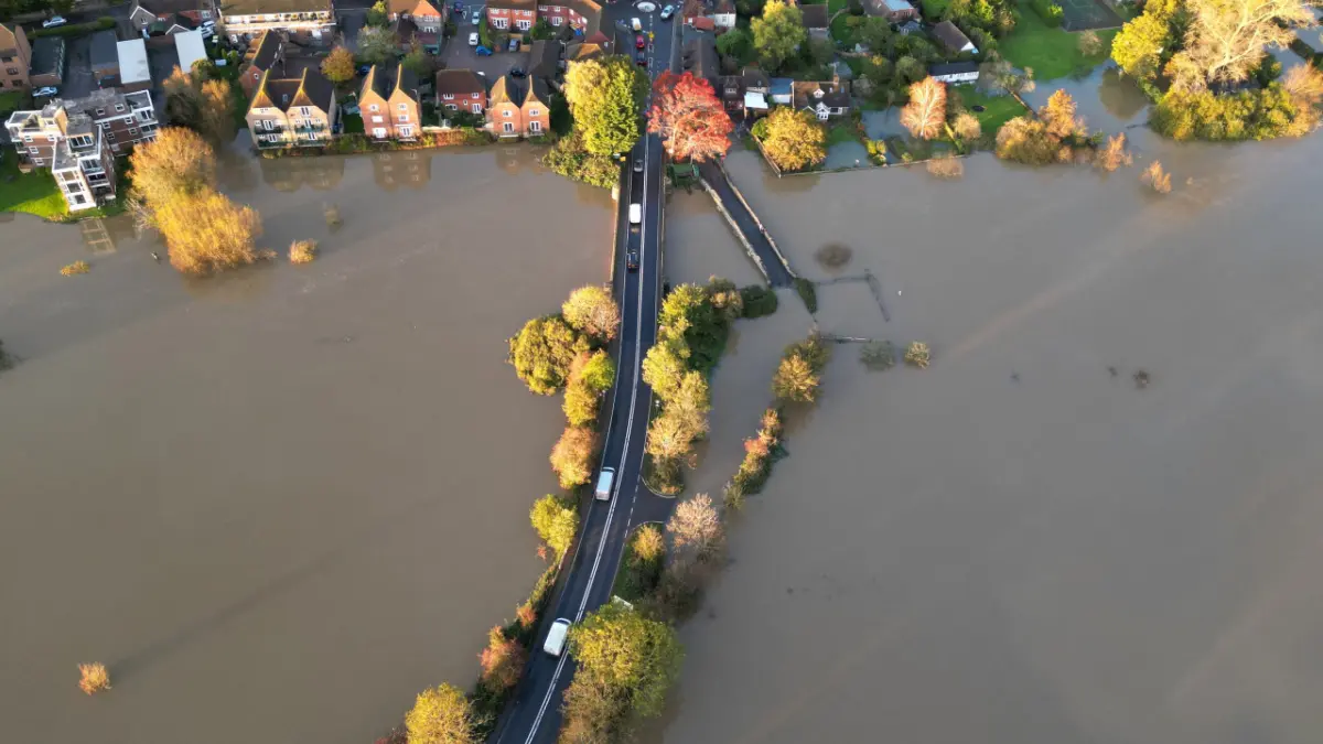 Gobierno británico pide continuar alertas ante inundaciones en Inglaterra