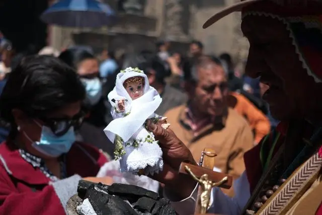 Creyentes en Bolivia celebran Día de Reyes Magos junto a los ritos andinos