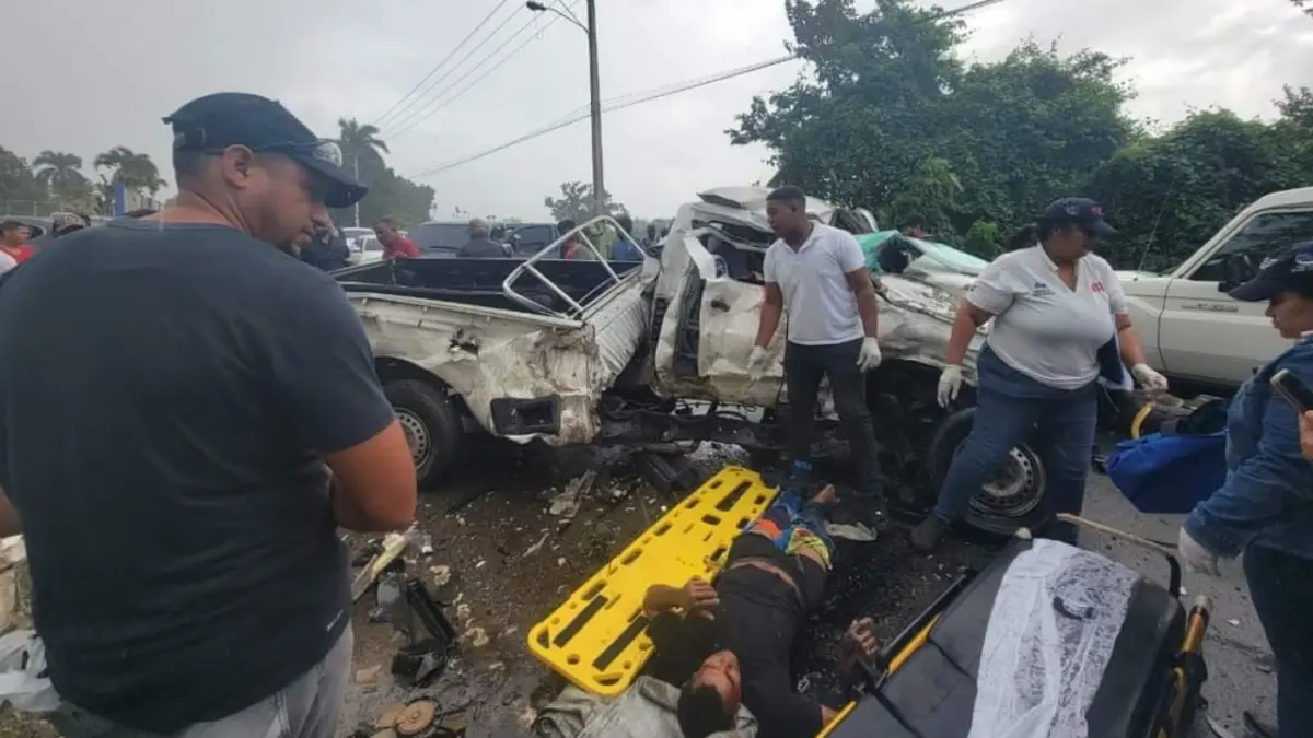 Dos fallecidos y un herido en accidente entre camión y camioneta