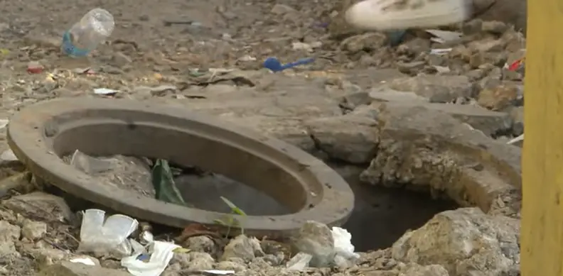 Alcantarillas en Isabel Aguiar se encuentran llenas de basuras