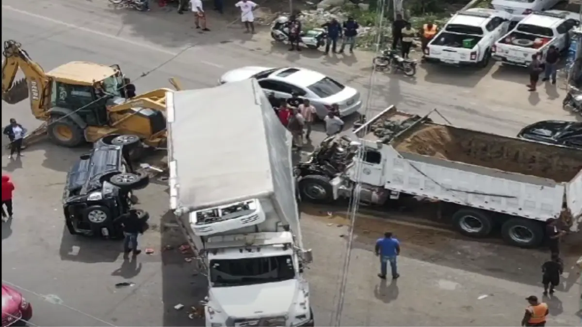 Accidente múltiple que involucró vehículos pesados deja al menos 10 heridos en Santiago