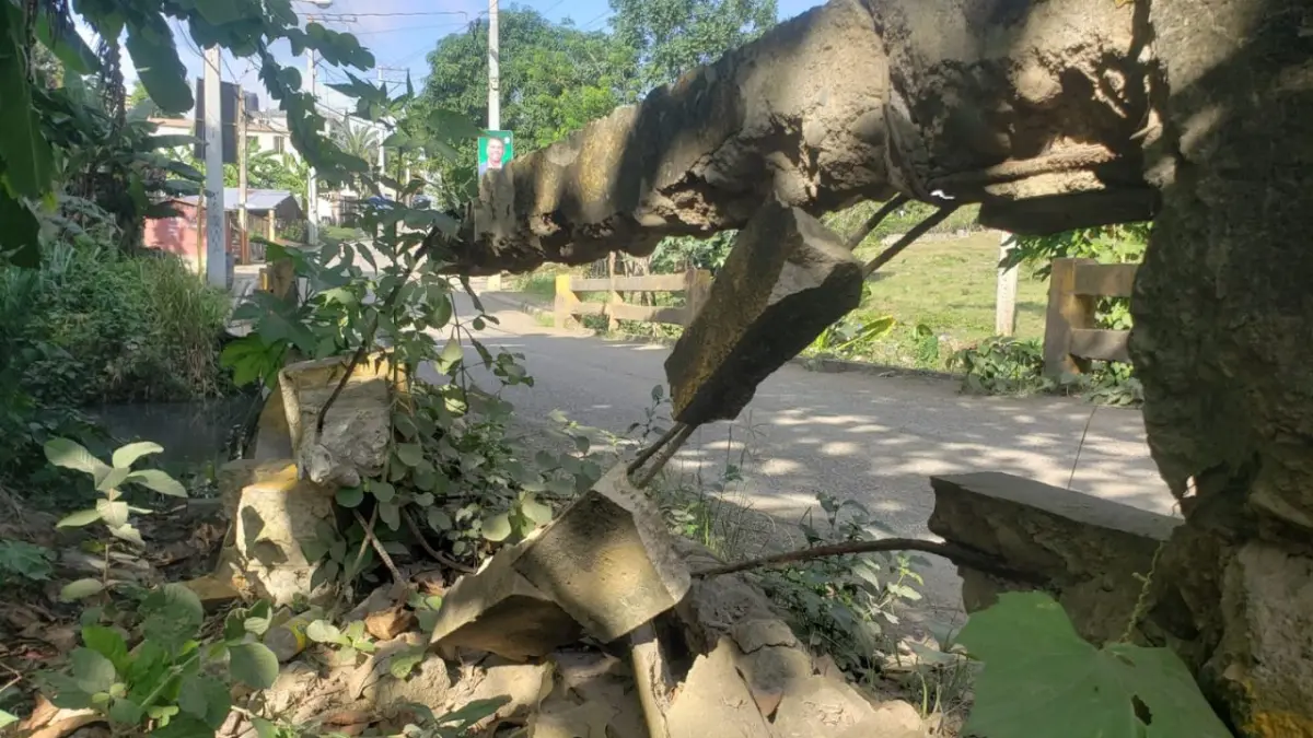 Demandan construcción de calles y puente en Santiago