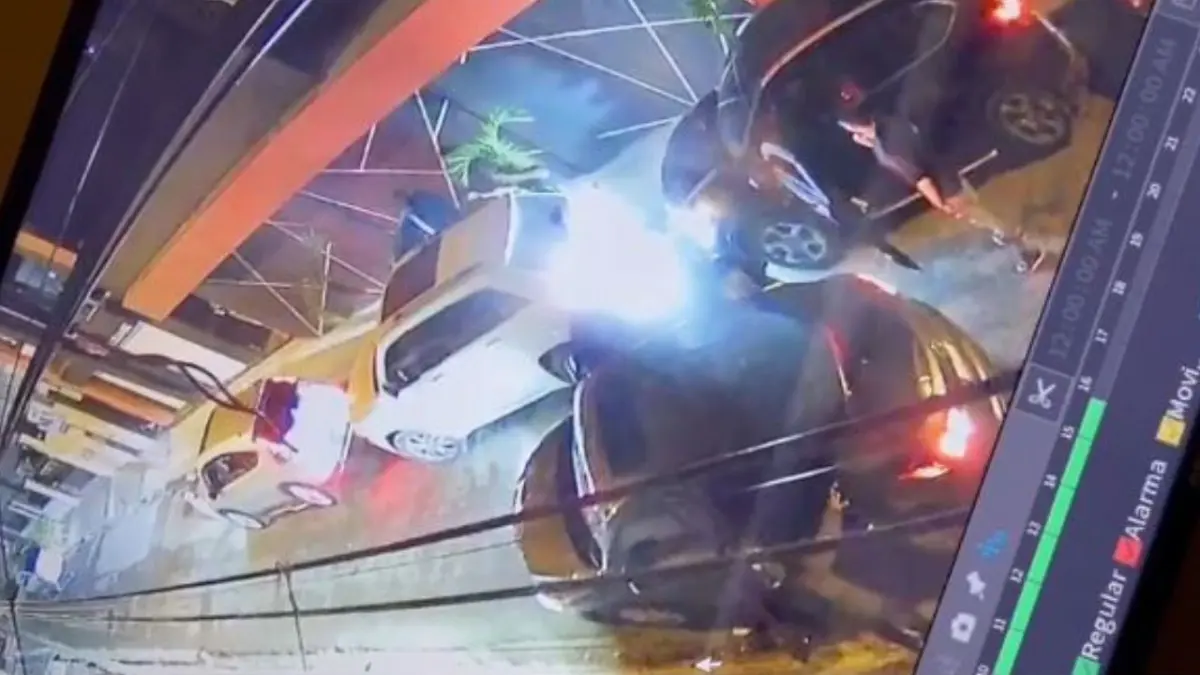 Captado en cámara asalto a mano armada frente a una discoteca en SPM