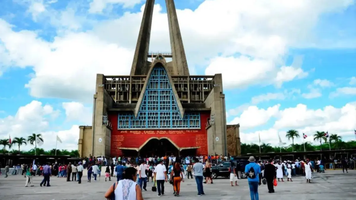 Devoción lleva a miles a saltar obstáculos y llegar a Higüey para agradecer a la Virgen de la Altagracia