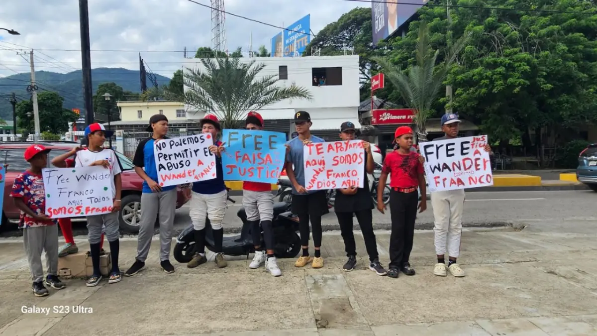 Con pancartas, niños se congregan en apoyo a Wander Franco