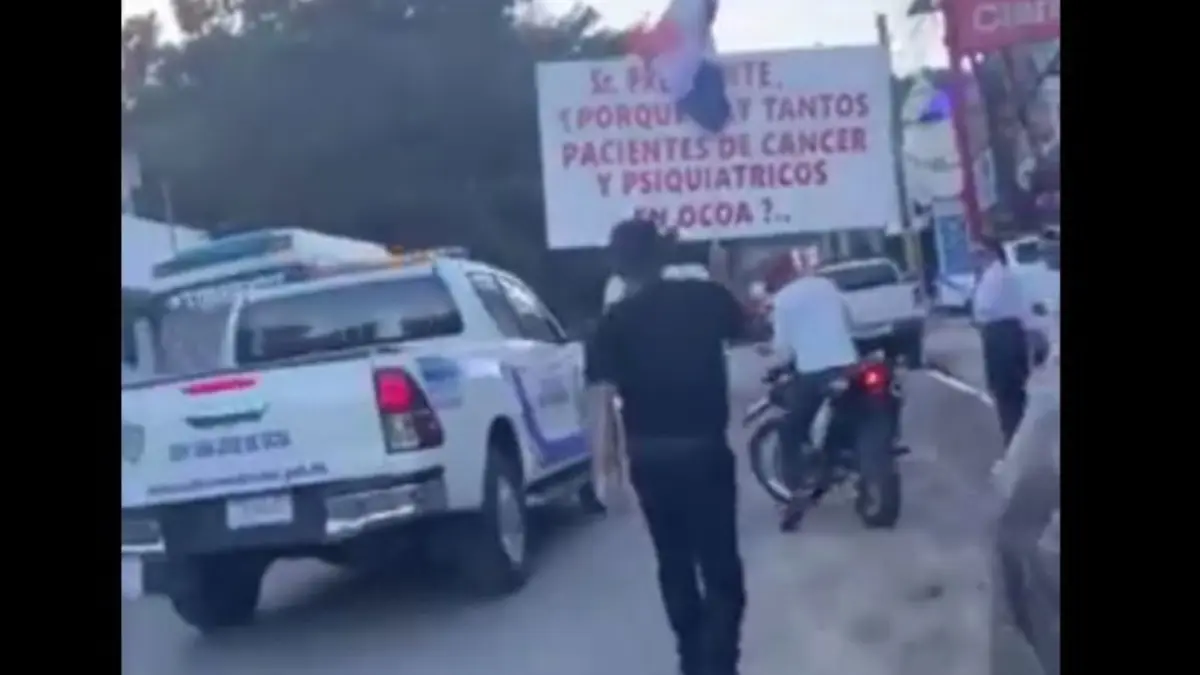 Detienen médico mientras protestaba con cartel dirigido a Abinader