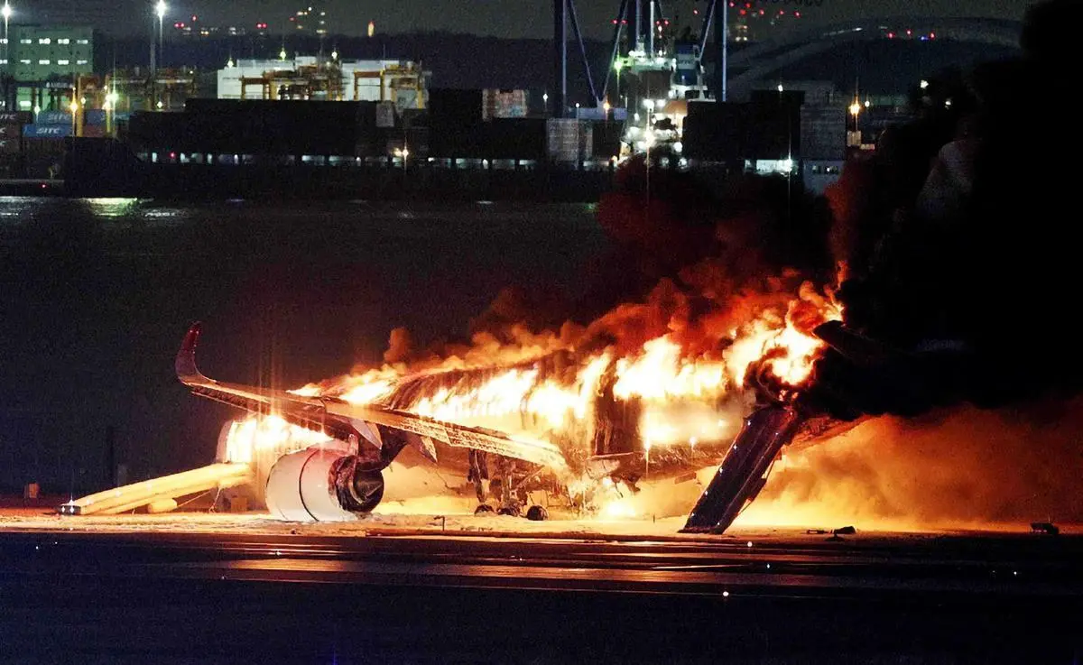 Se incendia avión en la pista del aeropuerto de Haneda en Tokio