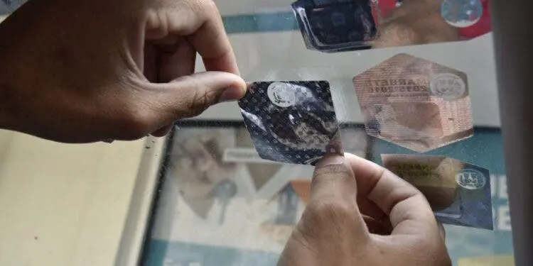 A última hora, largas filas para renovación del marbete, que vence esta media noche