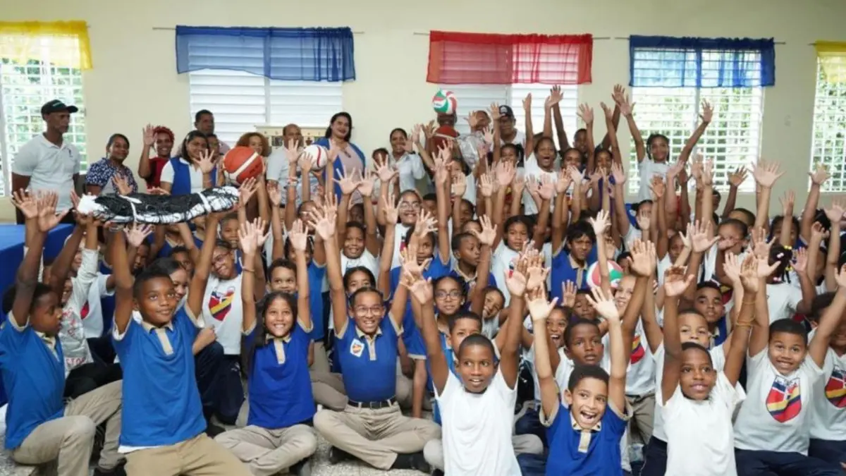INEFI realiza exhibición y charlas deportivas en la Escuela Básica República de Colombia
