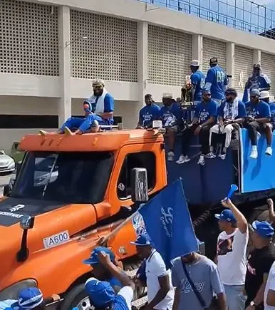 Tigres del Licey realizan caravana por victoria número 24