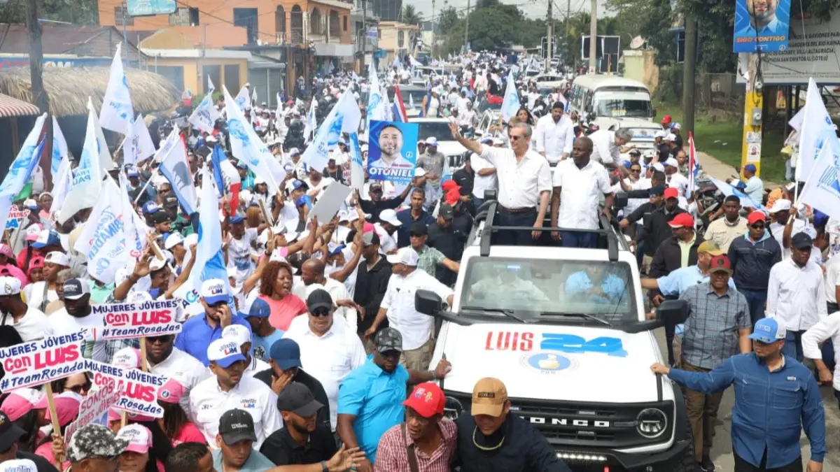 Luis Abinader encabeza caravana en Villa Altagracia