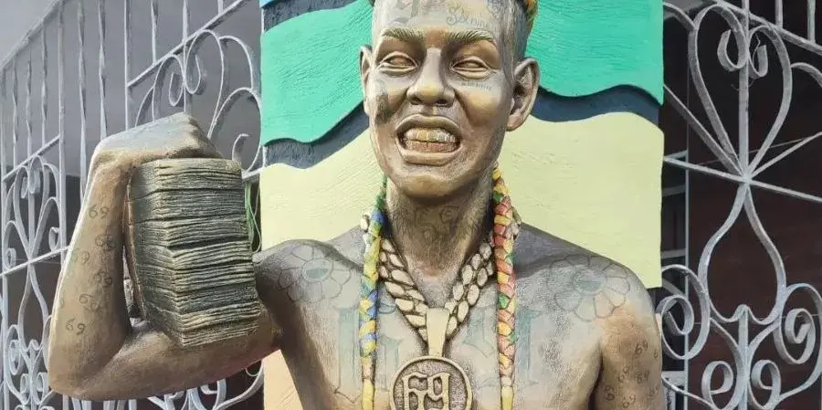 Ordenan quitar escultura del rapero 6ix9ine en Cuba