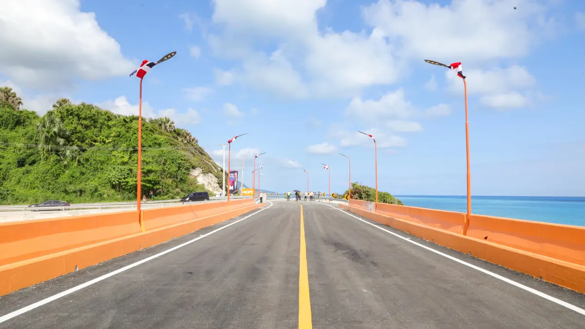 Abinader inaugura primer tramo carretero entre Barahona y Enriquillo