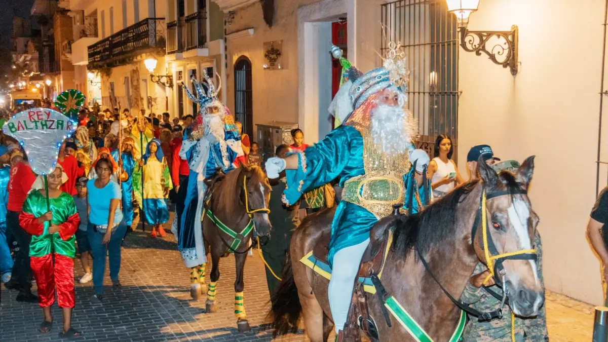 Reyes Magos desfilan por avenidas del Distrito Nacional