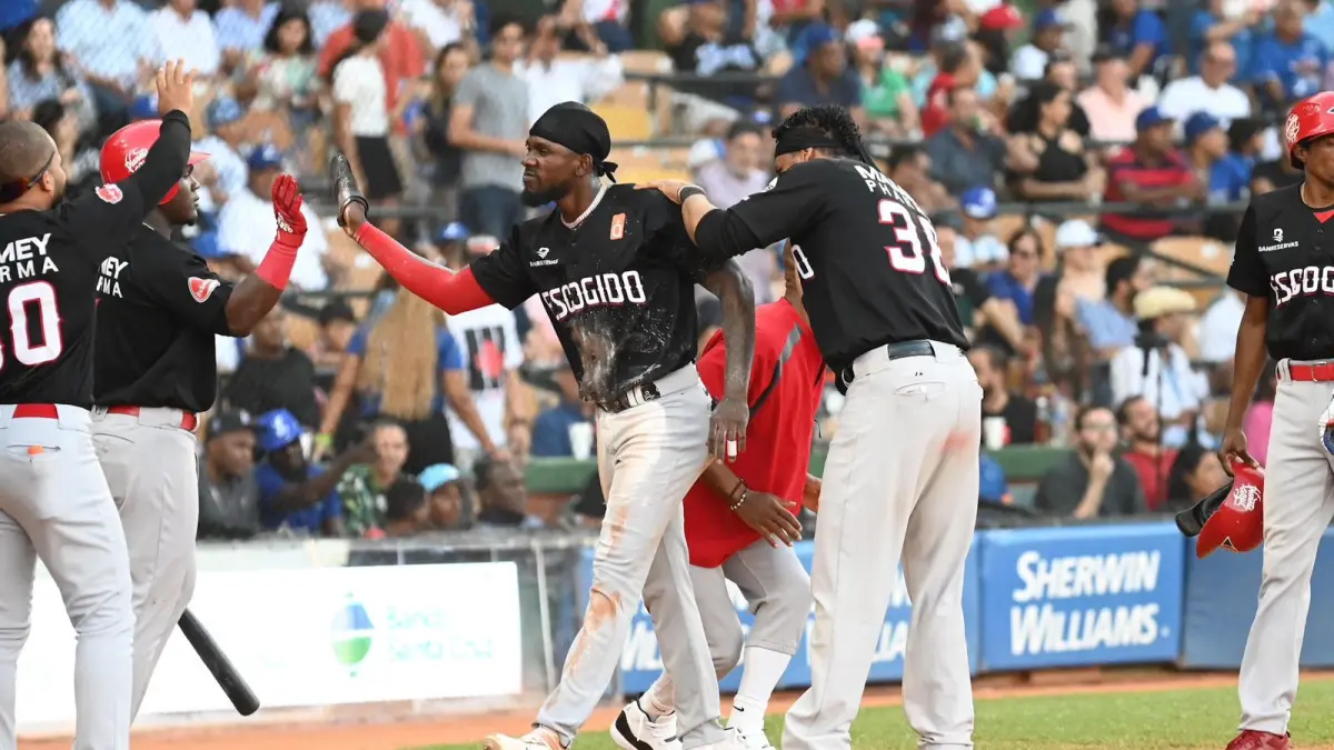 Escogido se acerca al segundo lugar con victoria a palos sobre Licey