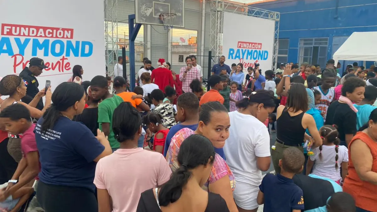 Cientos de niños reciben juguetes en Cristo Rey