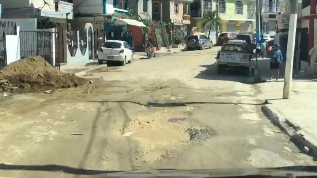 Denuncian Avenida de Samaná quedó destrozada tras trabajos por aguas negras