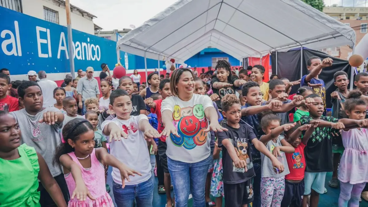 Celebran día de los reyes magos llevando alegría a cientos de niños de SDO
