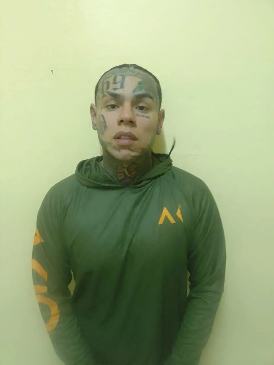Tekashi intentó ahorcar y lanzar de un segundo piso a Yailin, según orden de arresto