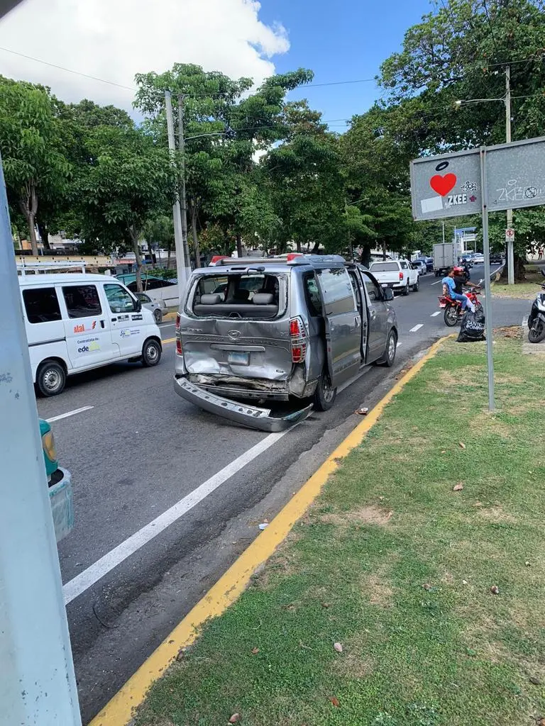 Cuatro niños afectados tras patana impactar transporte escolar en av. George Washington