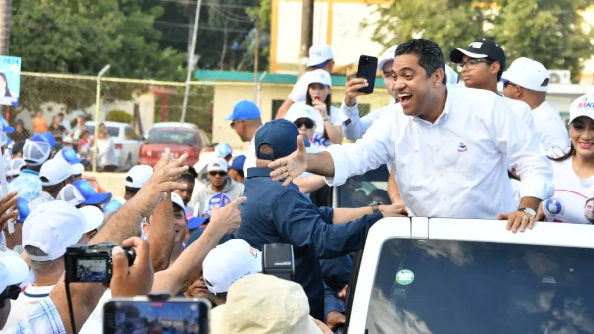 Kelvin Cruz encabeza caravana en La Vega