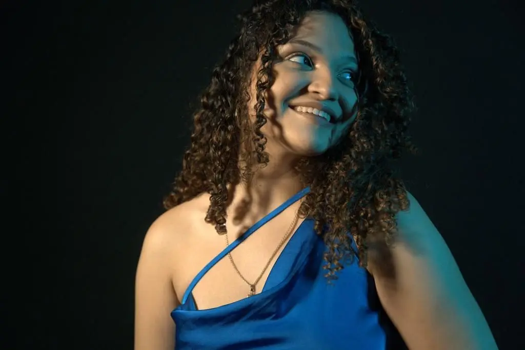 Cantautora dominicana ISA brilla en su concierto en Chao Teatro