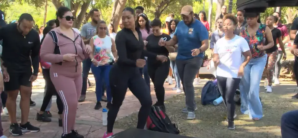 Niños y adultos en filas para aprender merengue, bachata y salsa de forma gratuita