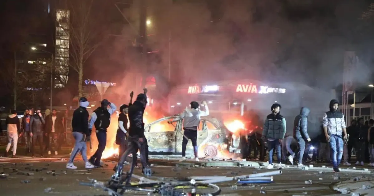 Cuatro policías heridos tras disturbios entre grupos enfrentados en La Haya