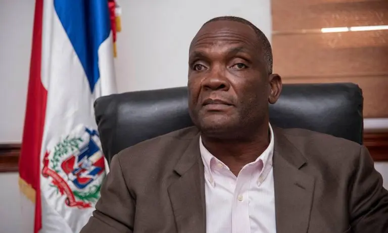 Cristian Encarnación llama a Junior Santos corrupto y acusa al PRM de protegerlo