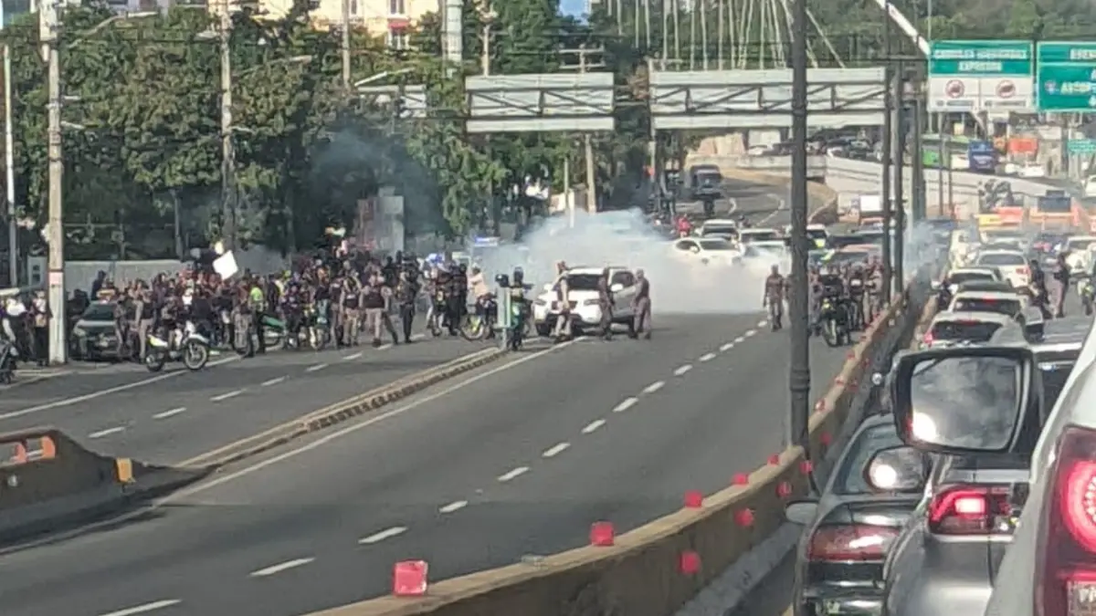 Con bombas lacrimógenas dispersan protesta frente a Dirección de Pensiones