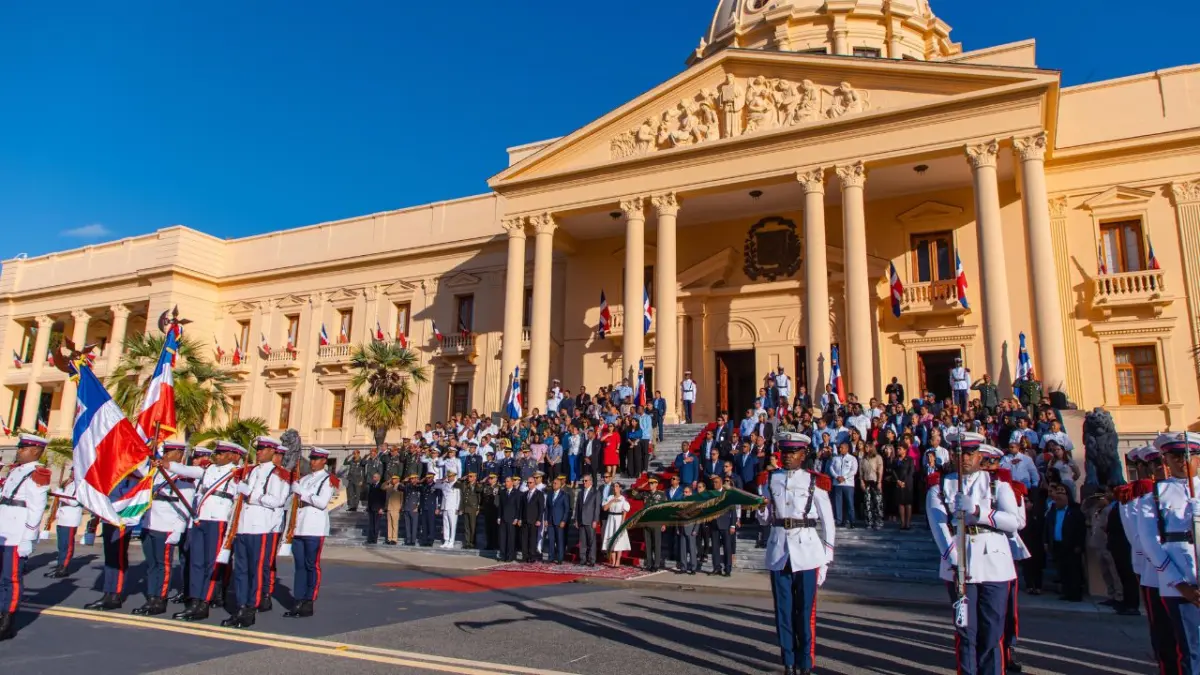 Presidente encabeza acto de homenaje a la Bandera Nacional