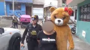 Policía se disfraza de oso de San Valentín para capturar mujer acusada de vender drogas