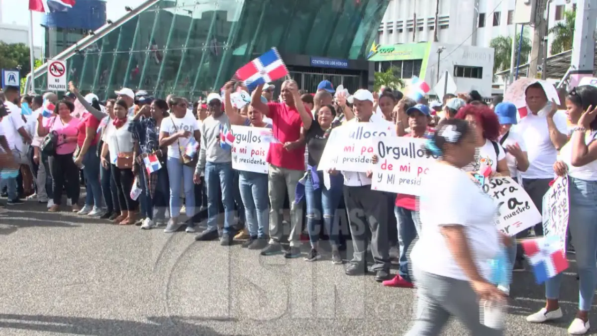 Simpatizantes del PRM salen a las calles a apoyar a Luis Abinader