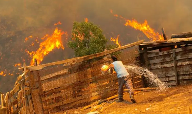 Aumentan a 112 los fallecidos en incendios forestales de Chile