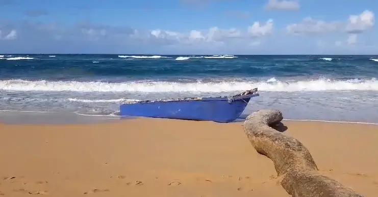 Encuentran restos humanos a orillas del mar donde embarcación naufragó